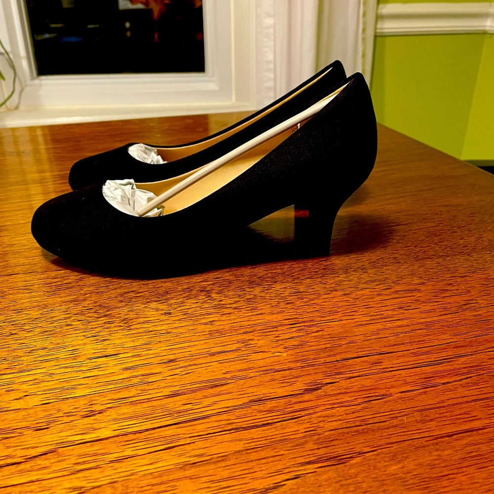 NIB DREAM PAIRS Women's Luvly Low Heel Pumps - Size 6.5 Black suede